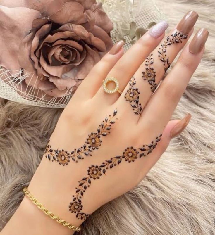 Aesthetic Flower Mehndi Design ()