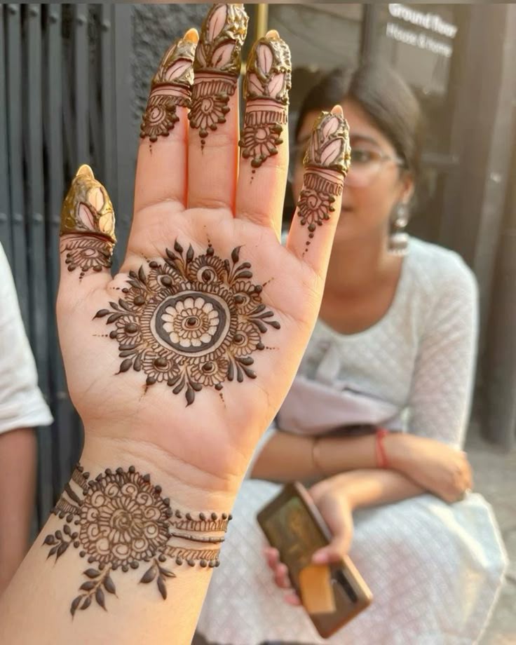 bridal-mehndi-artist-instagram-stylish-royal-front-hand-mehndi-design