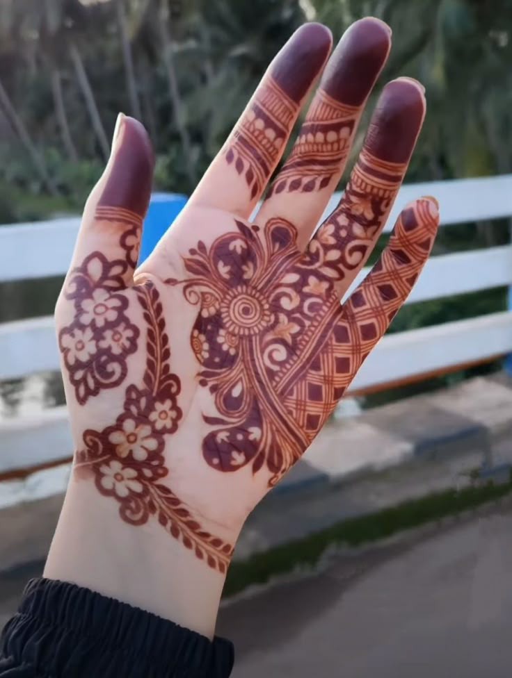 front-hand-simple-mehndi-design-bale