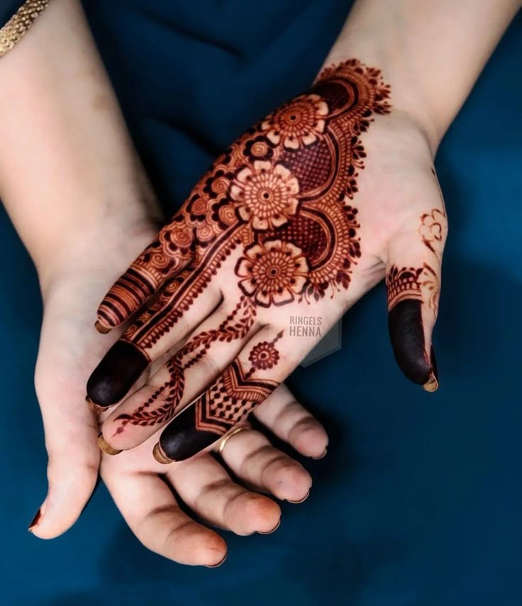 front-hand-simple-mehndi-design-circle-easy-and-beautiful