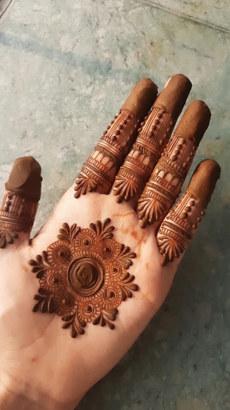 front-hand-simple-mehndi-design-circle-easy-and-beautiful