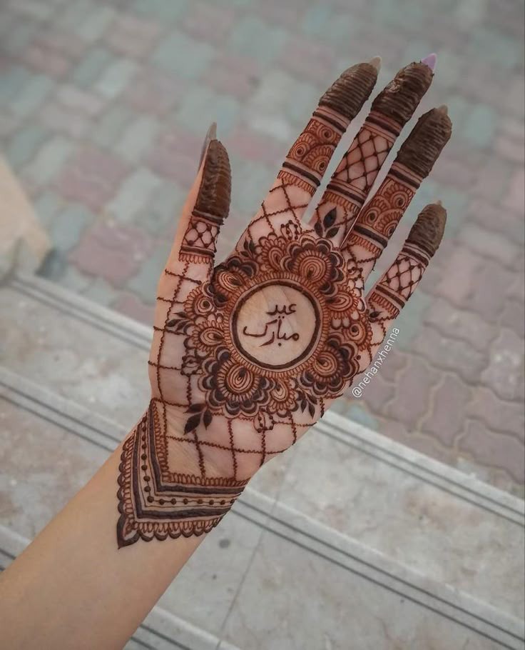 front-hand-simple-mehndi-design-circle-easy-and-beautiful