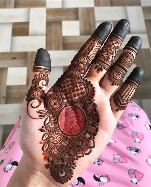 front-hand-simple-mehndi-design-circle-easy-and-beautiful