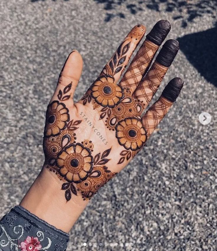 front-hand-simple-mehndi-design-circle-full-hand