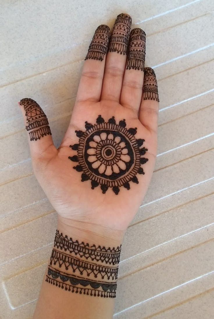 front-hand-simple-mehndi-design-circle