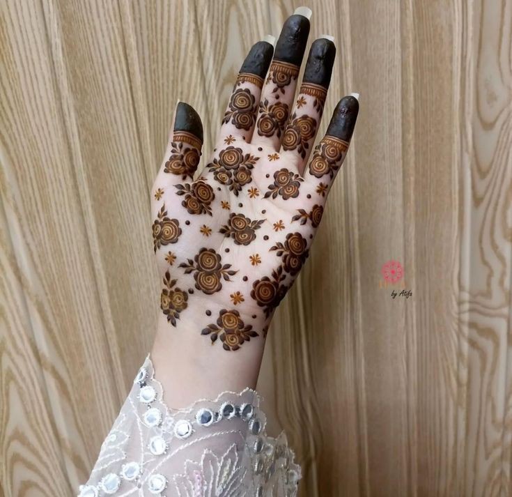 girl-front-hand-simple-mehndi-design