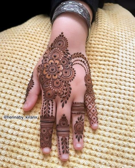 mehndi-design-easy-and-beautiful-arabic-back-hand