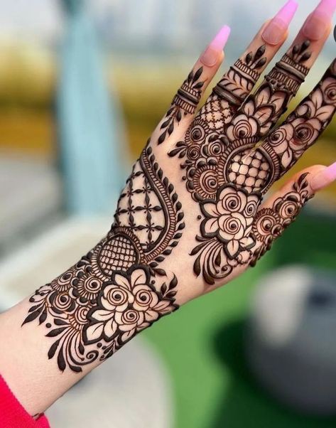 mehndi-design-easy-and-beautiful-back-hand-for-girl