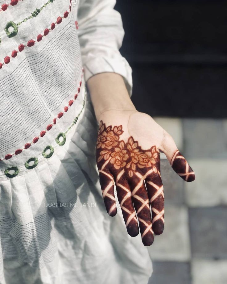 simple-dubai-mehndi-design-front-hand