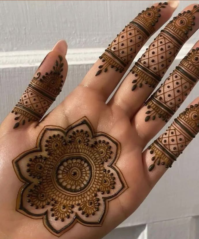 simple-dubai-mehndi-design-front-hand