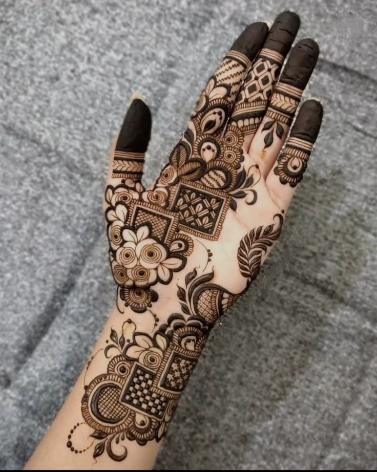 simple-mehndi-design-for-girls-front-hand-circle